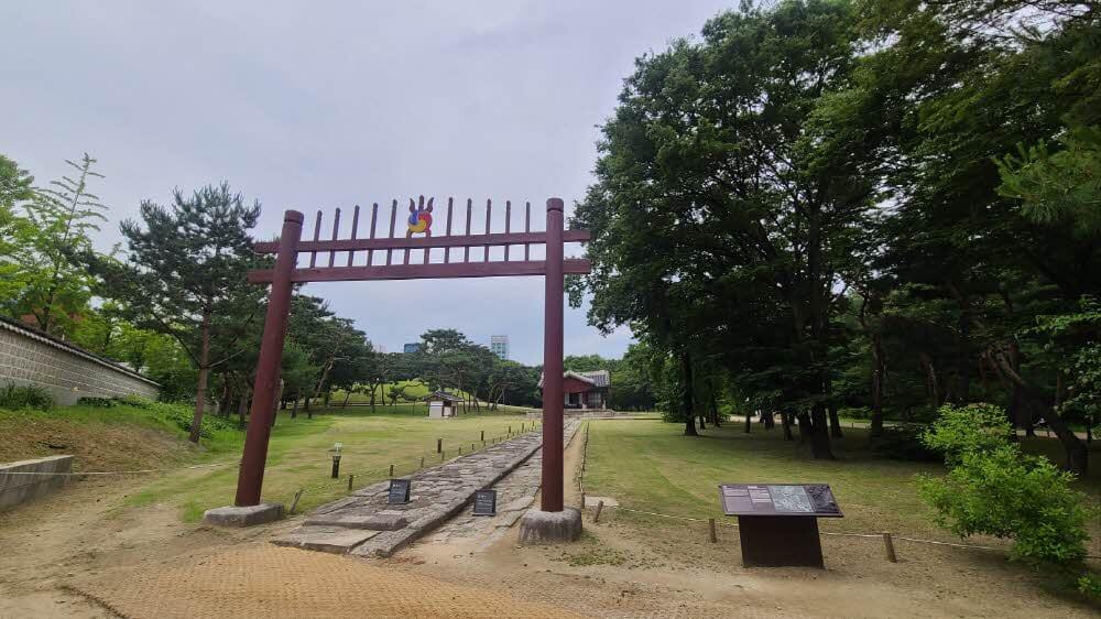 Puerta roja para almas ancestrales en tumba real en Seúl