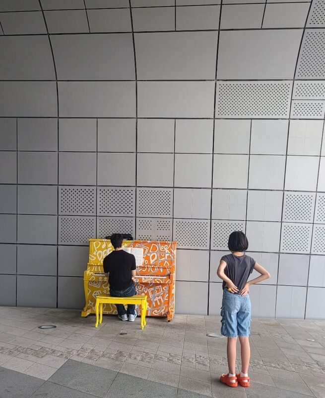 Un niño tocando el piano en el edificio DDP