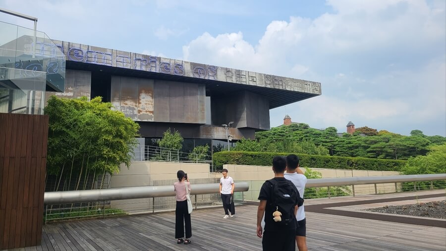 a lado de balcón de Leeum, se encuentra el museo de arte moderno deseñado por Arquitecto Jean Nouvel