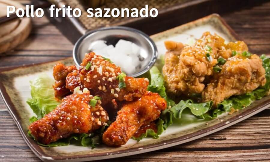 El pollo frito cubierto con salsa coreana